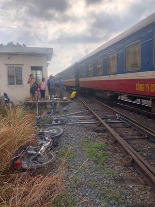 Băng qua đường ngang dân sinh, bị tàu hỏa đâm chết