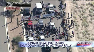 Donald Trump bị người biểu tình chặn đường tranh cử