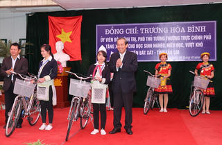 Phó Thủ tướng Thường trực trao xe đạp cho học sinh nghèo, hiếu học