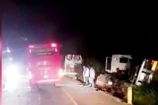 Tước giấy phép lái xe của tài xế xe khách vượt ẩu, ép lật xe container