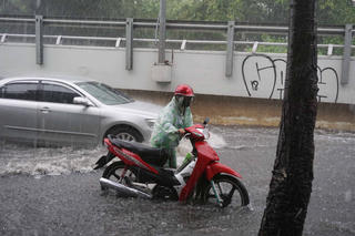 Mưa lớn, nhiều tuyến phố tại TP HCM ngập nặng