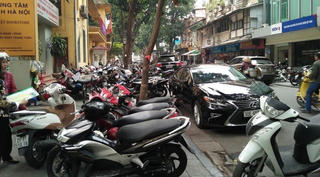 Hà Nội: 8 tháng, phạt gần 1,2 tỷ đồng vi phạm chiếm dụng lòng đường, hè phố