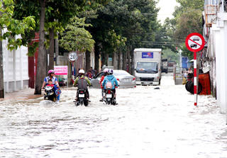 Triều cường bủa vây, nhiều tuyến đường Cần Thơ ngập nặng