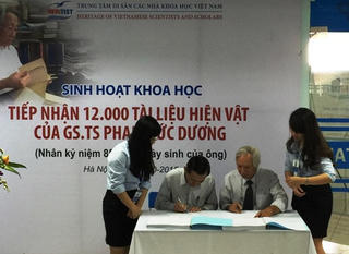 Tiếp nhận tài liệu, hiện vật quý của GS.TS Phạm Đức Dương