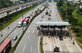 TP HCM dán thẻ định danh ô tô để thu phí không dừng