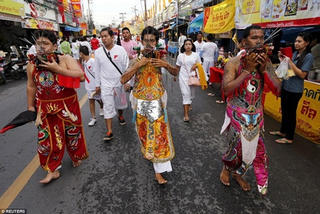 Lễ hội xuyên dao, xuyên gai qua miệng
