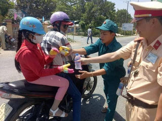 Công an Đồng Tháp lập trạm phát nước, bánh ngọt miễn phí cho người về quê ăn Tết