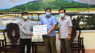 Tiếp nhận quà ủng hộ từ Vinamilk 