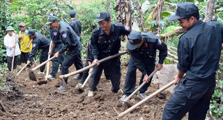 Cảnh sát cơ động giúp dân làm đường giao thông nông thôn