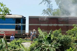 Cháy toa tàu hàng ở tàu chở khách TN2