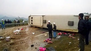 Xe khách giường nằm lật nghiêng trên cao tốc Nội Bài - Lào Cai