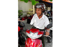 Thương binh cụt một tay chở cháu gái đi thi
