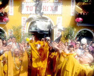 Các tôn giáo trong sự phát triển của cộng đồng