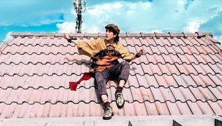 VP Bá Vương nén nỗi sợ độ cao, tự leo nóc nhà làm MV homemade