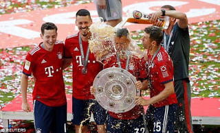 Cận cảnh màn tắm bia của Bayern Munich trong ngày nâng đĩa bạc