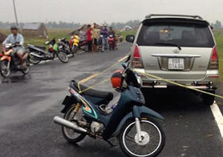 Cán bộ Quản lý thị trường bị đâm vì cướp tài xế