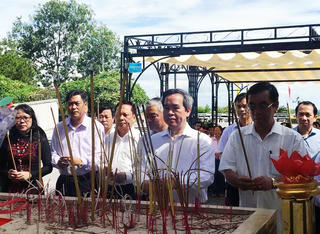Trưởng ban Kinh tế Trung ương thắp hương tri ân liệt sỹ tại Quảng Trị
