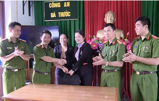 Công an trả lại hơn 60 triệu đồng cho cô giáo đánh rơi