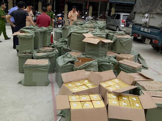 Bắt giữ một xe tải chở trái phép gần 2.500 kg pháo