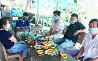 Hiệu trưởng và nhân viên ‘hồn nhiên’ tổ chức ăn nhậu trong thời gian giãn cách