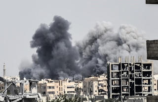 Liên quân do Mỹ đứng đầu tấn công cơ sở quân sự của Syria