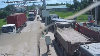 [VIDEO] Đuổi chém nhân viên thu phí BOT vì bị yêu cầu mua vé 