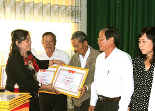 Nêu cao tinh thần ‘Tuổi cao - Gương sáng’ hăng hái thi đua