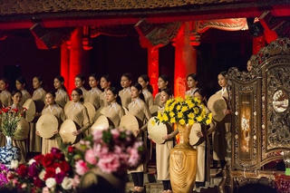 Tôn vinh áo dài Việt