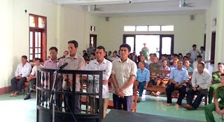 Thuê người phá rừng, cán bộ địa chính lĩnh 24 tháng tù