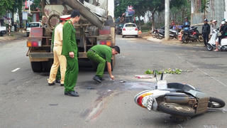 Xe bê tông cán qua nữ nhân viên ngân hàng