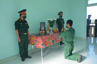 Chiến sĩ nén nỗi đau mất mẹ ở lại đơn vị phòng, chống dịch Covid-19