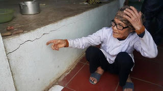 Ninh Bình:  Hàng chục ngôi nhà bị nứt toác