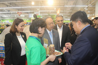 Bộ trưởng Thương mại Thái Lan đến Big C tìm hiểu sản phẩm Việt