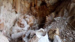 Thạch nhũ trong hang động mới phát hiện bị tàn phá