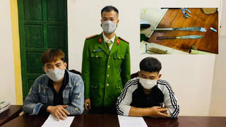 2 thanh niên xóm chuẩn bị dao nhọn để ‘tỷ thí’