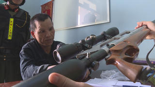 Vây bắt đối tượng nghiện ma túy cầm súng hơi đi trên đường