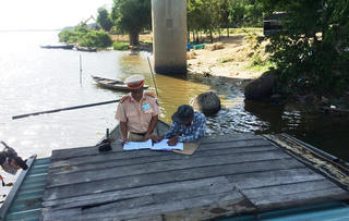 Bắt quả tang 3 tàu hút cát sỏi trên sông Thu Bồn