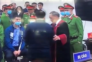 Chủ tọa phiên tòa nói về việc bắt tay bị cáo Nguyễn Đức Chung sau tuyên án