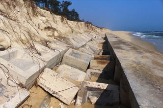 [Ảnh]: Sóng đánh tan nát bờ kè biển Tam Thanh