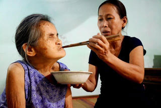 Người phụ nữ nhận cụ già bị mù về nuôi dưỡng như mẹ ruột