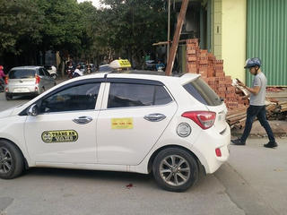 Thanh sắt rơi, đâm thủng nóc xe taxi khiến hành khách tử vong