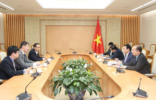 Giáo sư Đại học Indiana ủng hộ chính sách chống đô la hóa