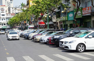 TP HCM: Người dân đặt chỗ, thanh toán phí gửi xe ô tô bằng điện thoại