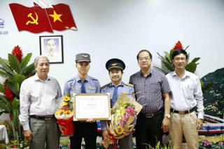 Khen thưởng tiếp viên đường sắt trả hành lý cho khách nước ngoài