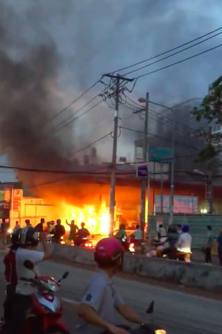 Cây xăng cháy lớn, bốc khói đen kịt, người dân hoảng sợ bỏ chạy