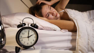 Làm sao để thoát khỏi tình trạng bóng đè khi ngủ?