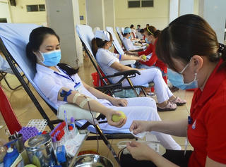 Blouse trắng và giọt máu hồng