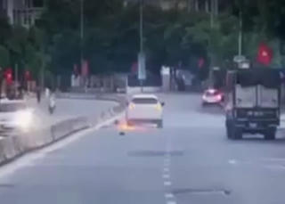 [VIDEO] Truy đuổi như trong phim người lái ô tô kéo lê xe máy dưới gầm