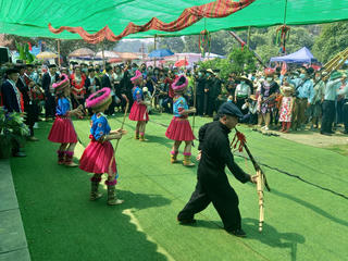 Đừng làm biến dạng văn hóa cộng đồng