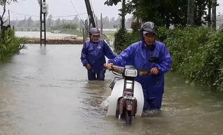 [VIDEO]: Người dân vất vả băng qua những tuyến đường ngập nước